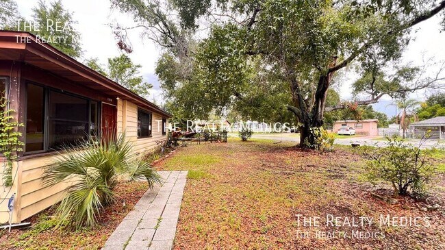 Building Photo - 1100 Santa Anita St