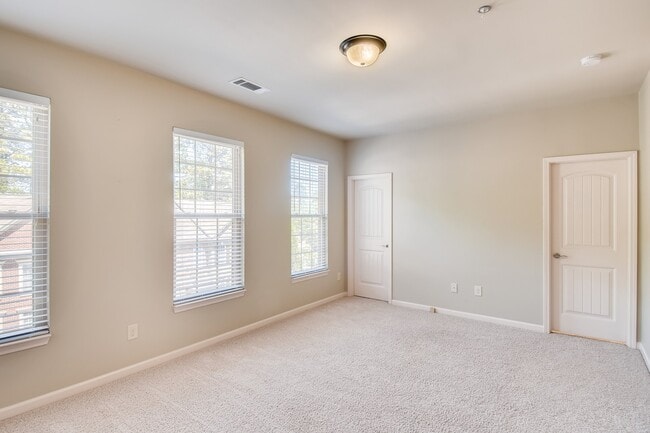 Building Photo - 1941 Ridgemont Ln