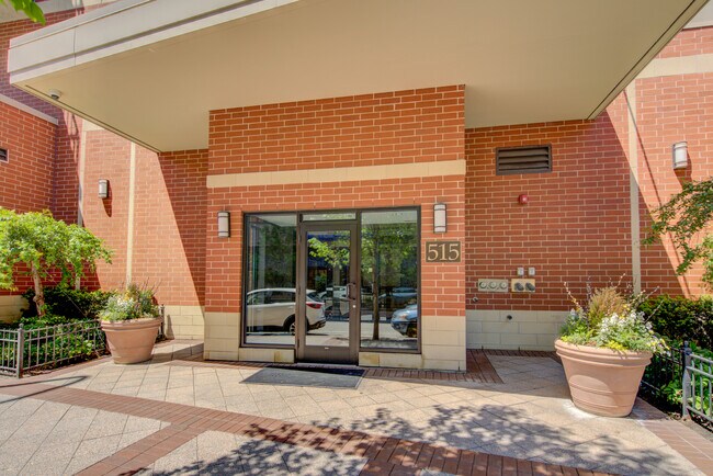 Building Photo - 515 Main St