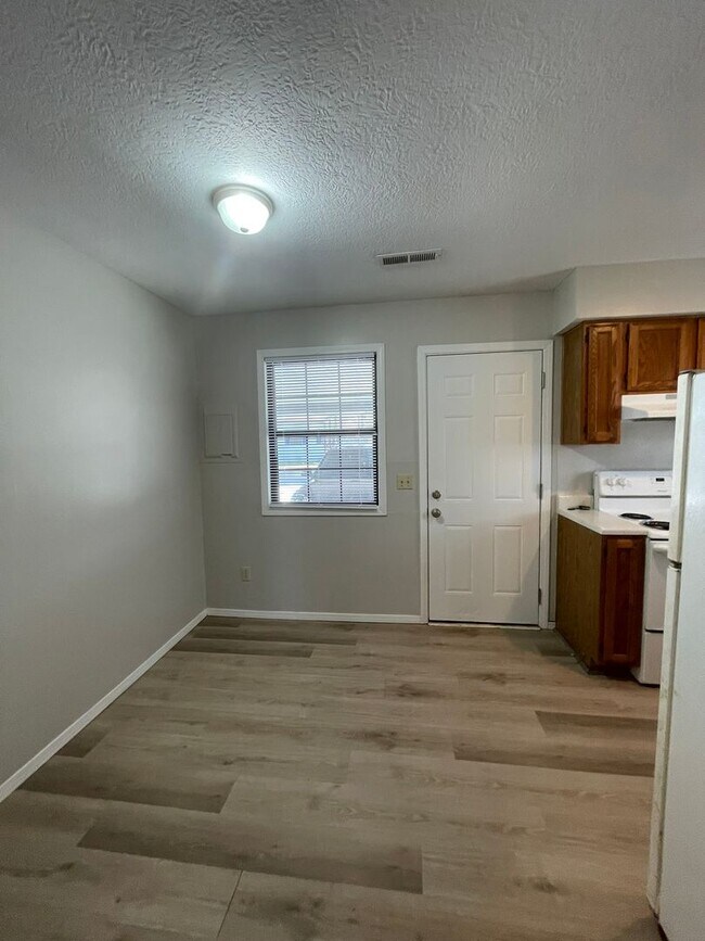 Building Photo - 531-B N Oak Grove Ave