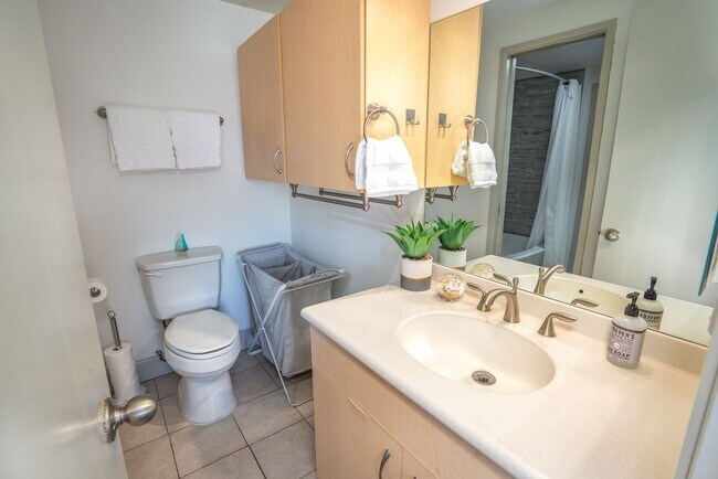 Building Photo - Beautiful Fully Furnished, 2 Bed, 1 1/2 Bath, Oceanview Condo with Pool