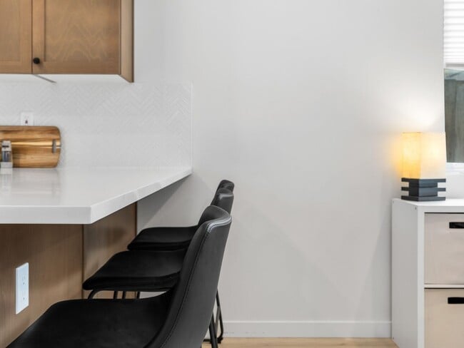 Building Photo - Light-Filled w/ Modern Finishes - 3?Bed / ...