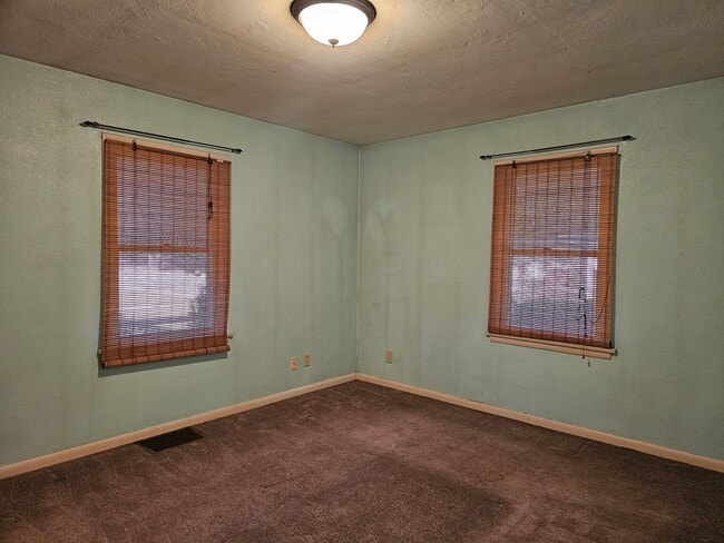 Building Photo - Cozy Fostoria Home
