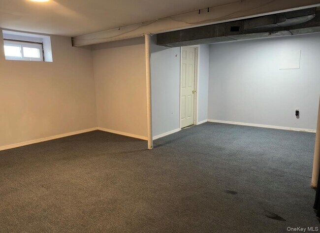 Building Photo - 484 Chelsea Rd