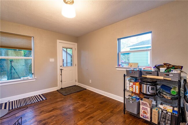 Building Photo - 301 Genard St