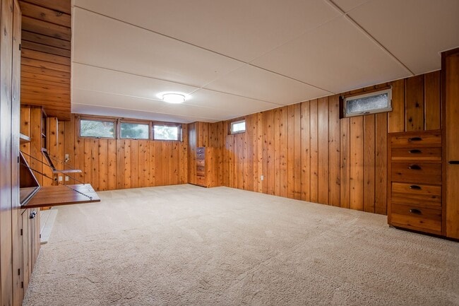 Building Photo - Portland Heights Home w/High-End Finishes! Double Range Viking Stove, Granite, Wood Floors, Sun R...