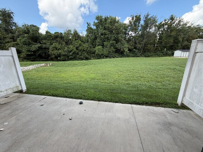 Building Photo - 285 Pineview Dr