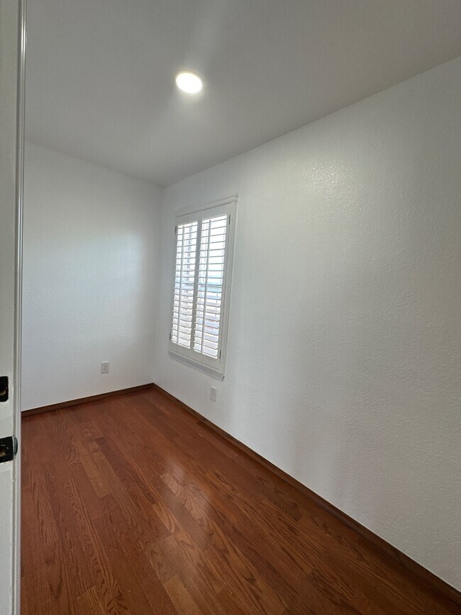 Building Photo - 7461 Plaza Redonda Dr