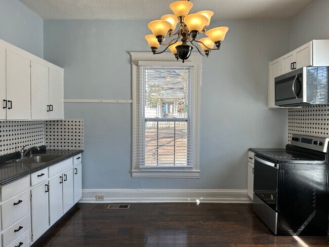 Building Photo - 823 Parkwood Ave