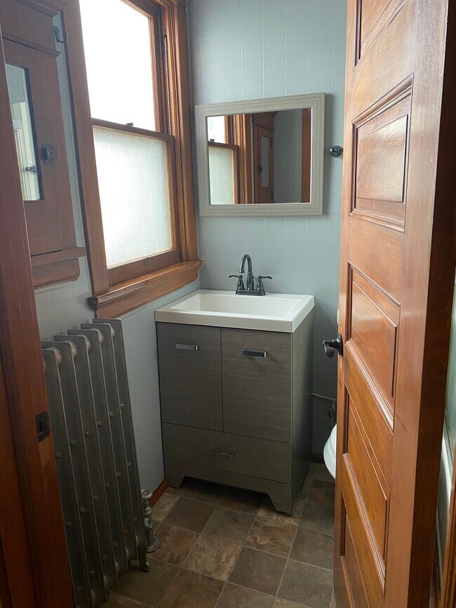 Bathroom - 423 N 1st Ave E