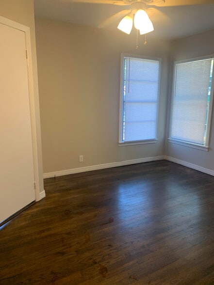 Primary bedroom with en suite bath - 3150 Ray Dr W