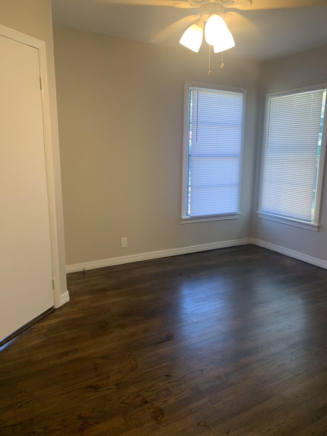 Primary bedroom with en suite bath - 3150 Ray Dr W