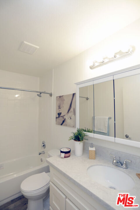 Building Photo - 550 S Manhattan Pl