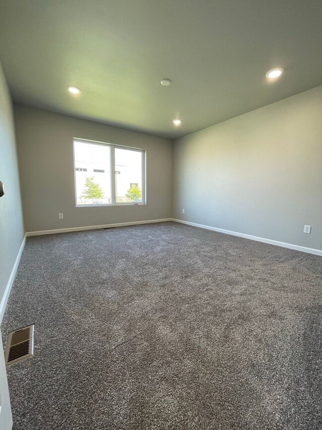 Building Photo - Modern Designed Home with Second Family Room