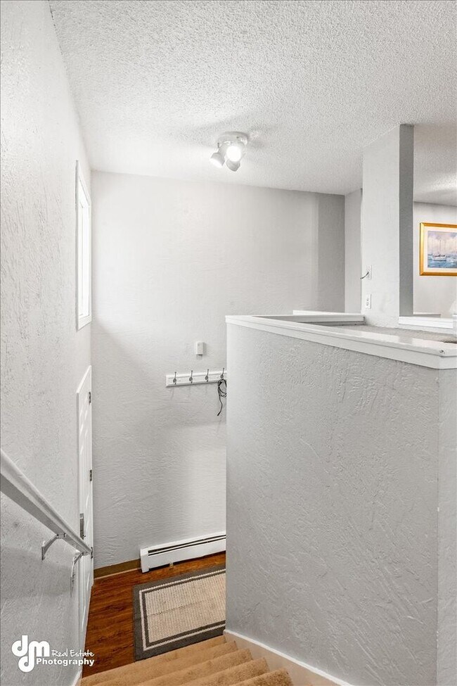 Building Photo - 3BD/2BA Triplex Unit with Modern Comforts