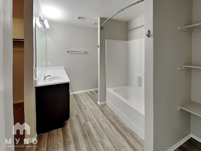 Building Photo - 10001 Sussex Pl