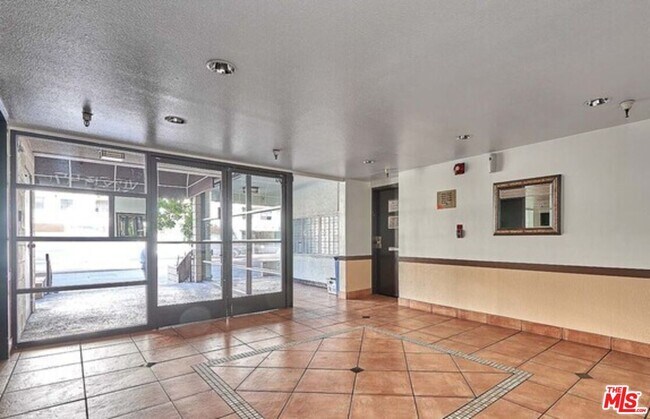 Building Photo - 435 S Virgil Ave