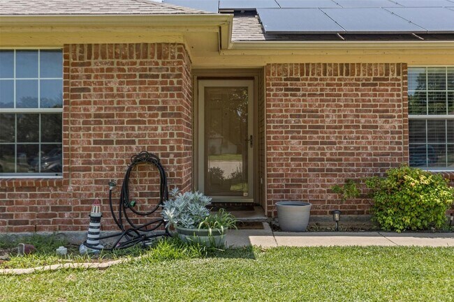 Building Photo - Welcome to this inviting 3-bedroom, 2-bath...