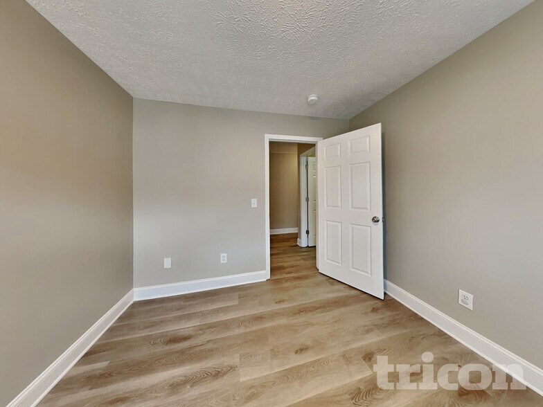 Building Photo - 134 Walton Trce S