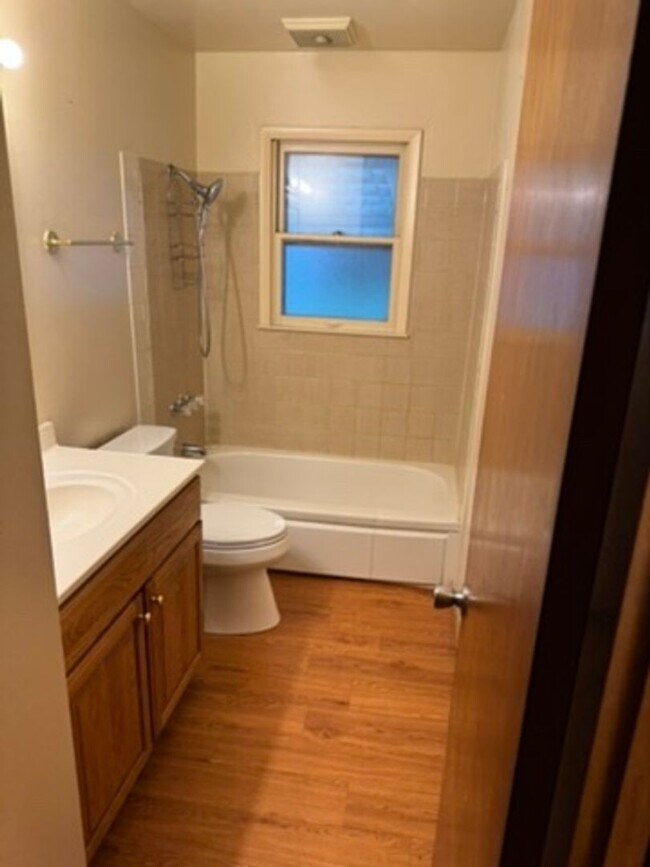 Building Photo - 3-Bedroom Single Family in a great neighborhood - Available October 15!