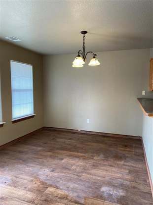 Building Photo - 10910 Shady Oaks Dr