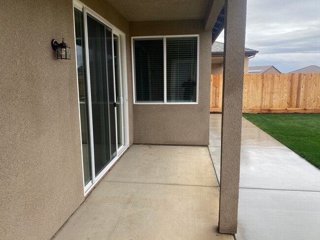 Building Photo - Newer 3 Bedroom 2 Bathroom Home in Tulare!