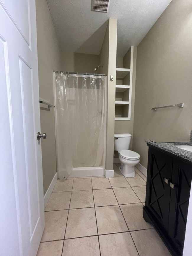 Building Photo - 933 E Front St