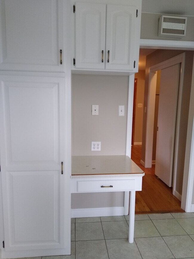 Building Photo - Stunning 4 bedroom 2 bath Virginia Village...