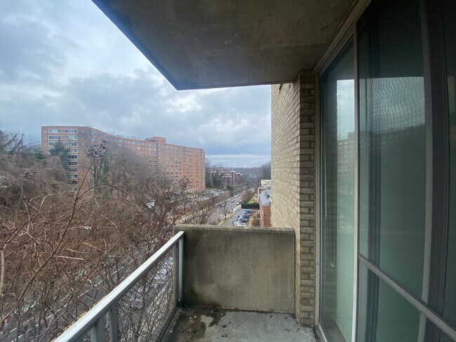 Building Photo - Updated One Bed One Bath Just a block from...