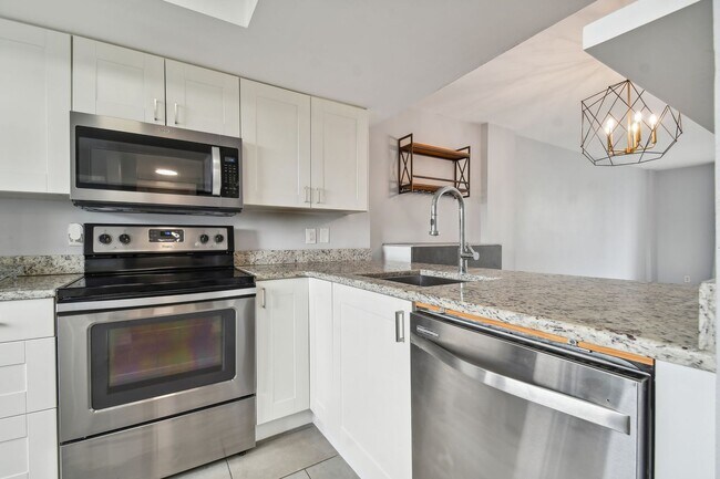 Building Photo - Charming 1 Bed, 2 Bath Condo in the Vibran...