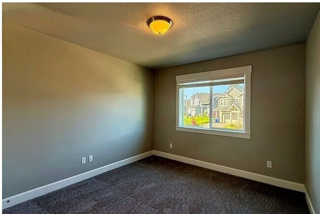 Building Photo - 1058 NE Regan Hill Loop