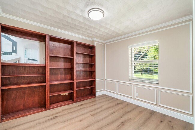 Building Photo - 5065 Horseshoe Cir N