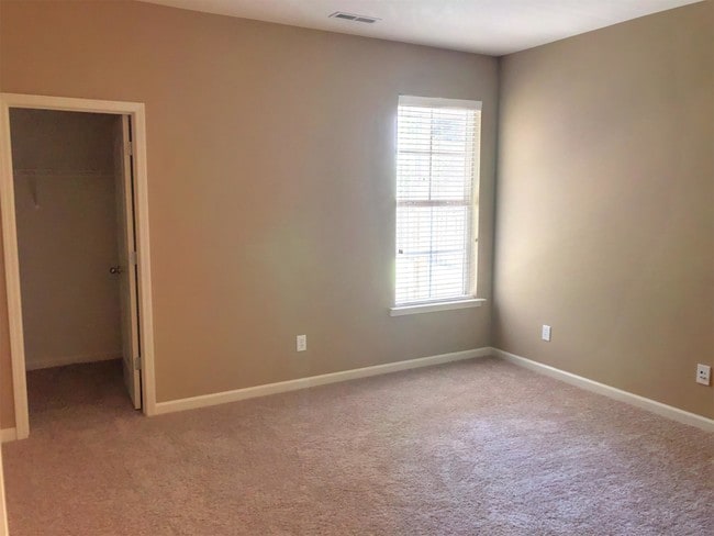 Building Photo - 2907 Blossom Park Drive Southeast