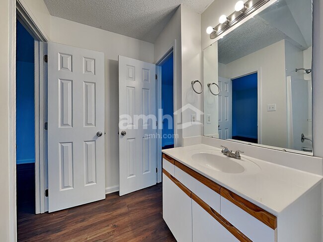 Building Photo - 1617 Oak Knoll Ln