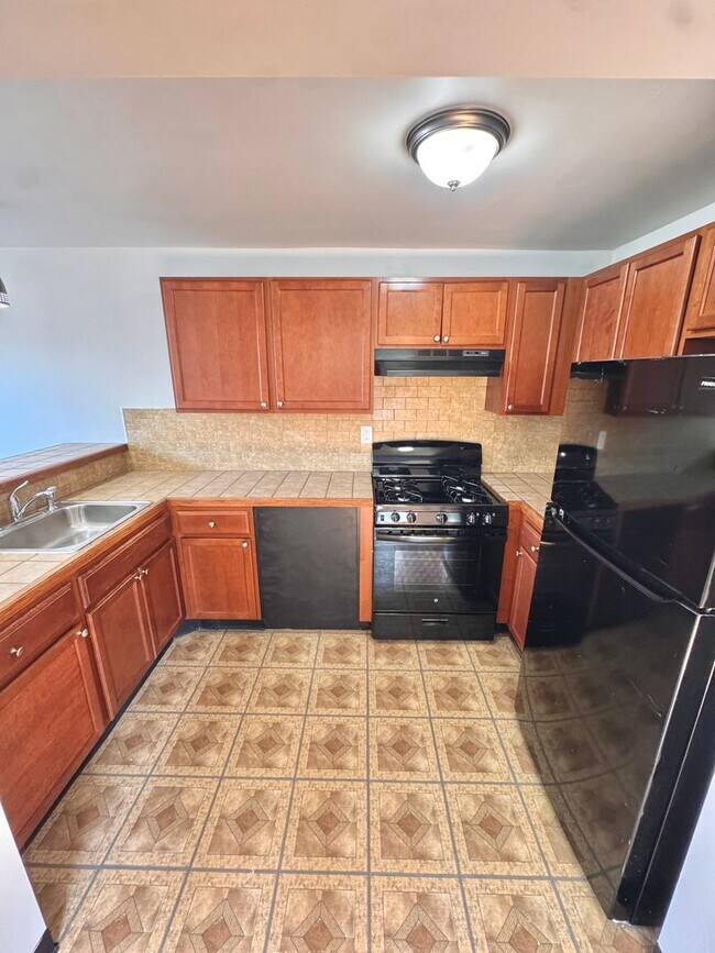 Building Photo - SUPER CLEAN THREE BEDROOM TOWNHOME