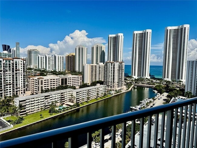 Building Photo - 300 Bayview Dr
