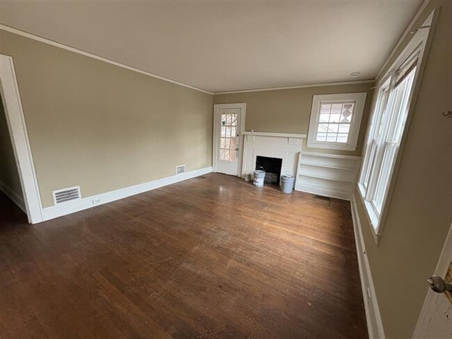 Building Photo - Quaint Brick Cottage w/Covered Parking