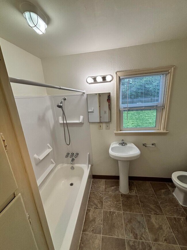 Building Photo - Cozy Two Bedroom Home in Salem