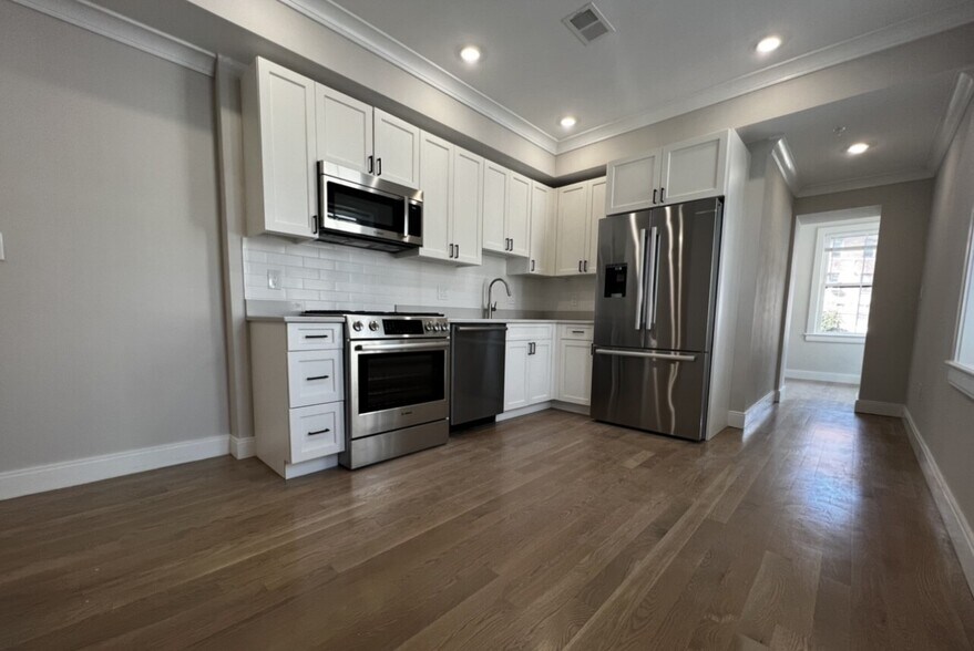 Primary Photo - 47 Englewood Ave