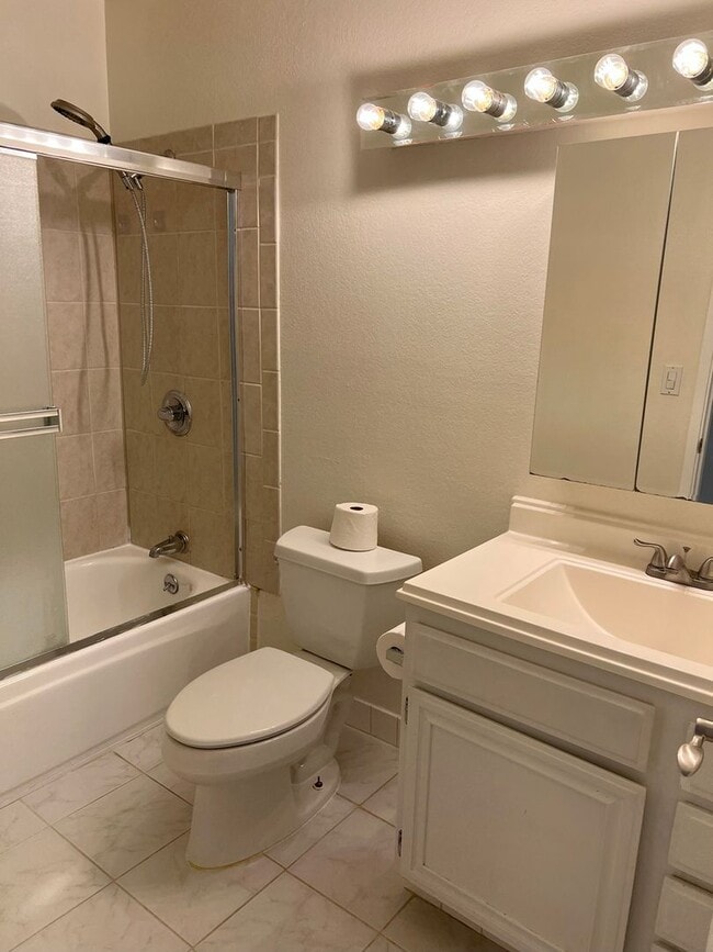 Building Photo - SPACIOUS BRIGHT CUL-DE-SAC 3BD/2BA HOUSE w...
