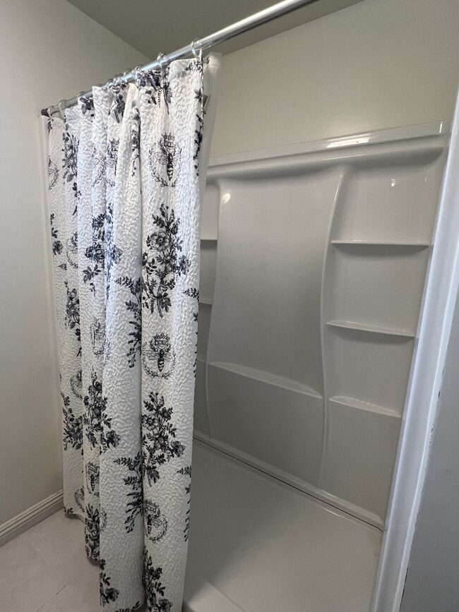 Building Photo - 554 S Willow Ave