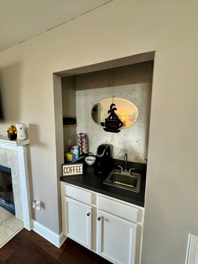 Building Photo - 226 Edgewater Ln