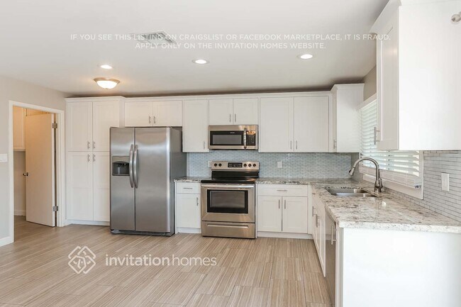 Building Photo - 2461 E Manhatton Dr