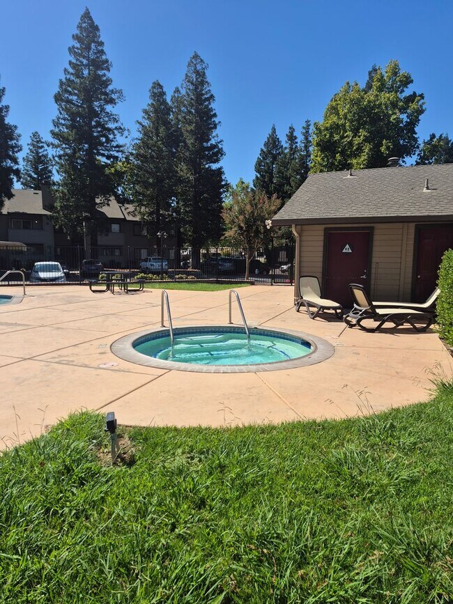 Building Photo - Two Bedroom Unit in HOA with Pool