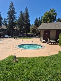 Building Photo - Move In Special! $500 Off First Month's Re...