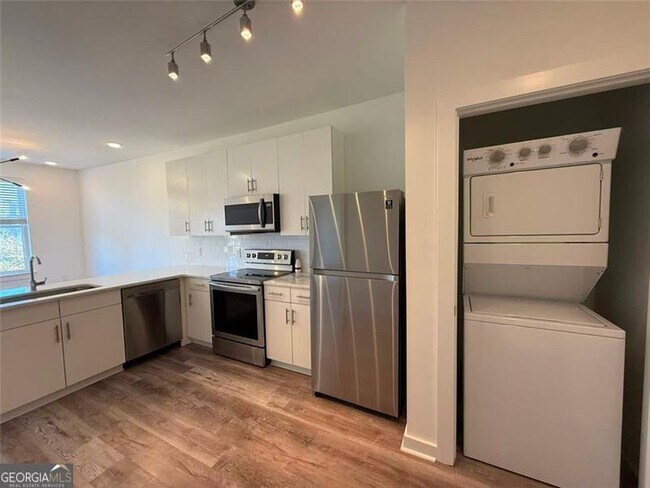 Building Photo - 525 Parkway Dr NE