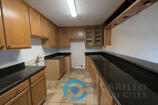 Building Photo - 3030 Suncrest Dr