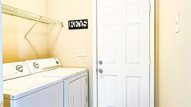 Building Photo - 4445 Scotland Ct SW