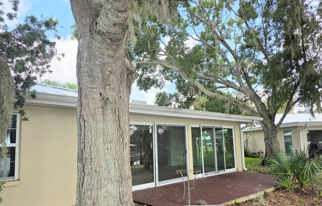 Building Photo - 11456 W Bayshore Dr