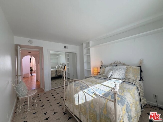 Building Photo - 1123 Flores St